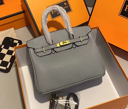 Elegant Leather Handbag with Gold Lock Hardware | Stylish & Versatile Accessory for Everyday Use 5
