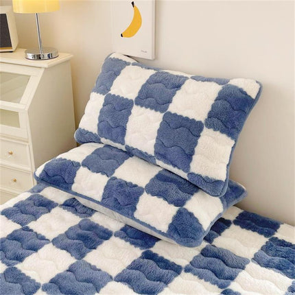 FlannelDream | Deep Pocket Fitted Sheet with Soft Velvet Material | Cozy Comfort for All Seasons 1