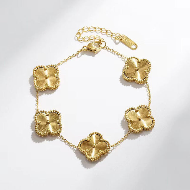 Nature's Charm | Clover Bracelet with Adjustable Chain | Elegant Accessory for Timeless Style 1