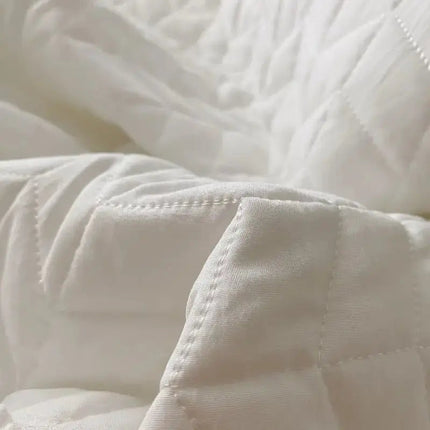 Seersucker Bedding Set | Lightweight Summer Quilt with Ruffled Edges | Versatile Comfort for All Seasons 2
