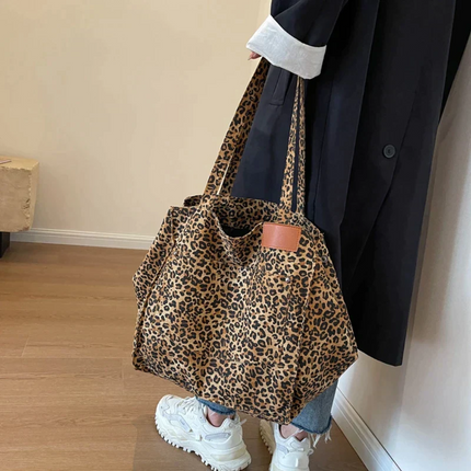WildElegance | Leopard Print Handbag with Spacious Interior | Trendy Accessory for Everyday Use 3