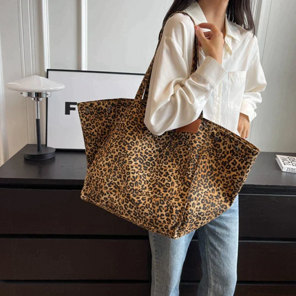 WildElegance | Leopard Print Handbag with Spacious Interior | Trendy Accessory for Everyday Use 6