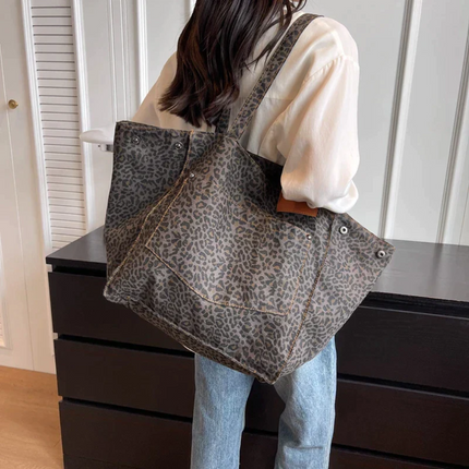 WildElegance | Leopard Print Handbag with Spacious Interior | Trendy Accessory for Everyday Use 7