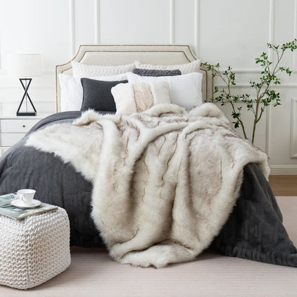 Faux Fur Throw Blanket, Fluffy Faux Fur Blanket for Bed, Luxurious Bedspread and Couch Throw, Cozy Blanket for Sofa